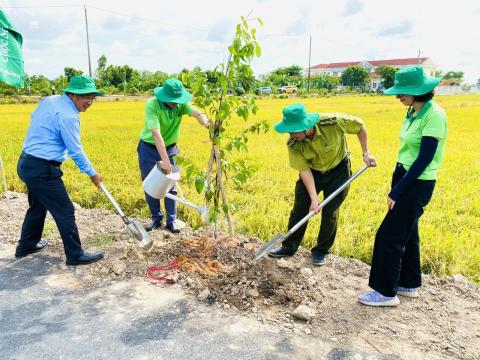 Ông Trần Thanh Vũ, Tổng giám đốc Syngenta Việt Nam (trái) tham gia hoạt động trồng cây cùng nhân viên công ty và người dân địa phương
