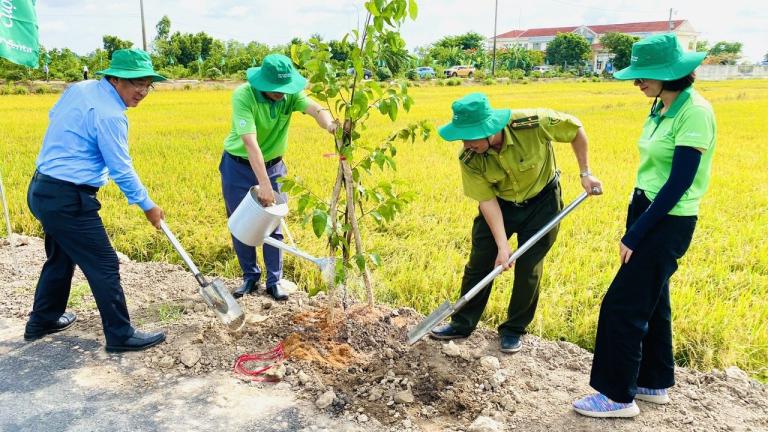 Ông Trần Thanh Vũ, Tổng giám đốc Syngenta Việt Nam (trái) tham gia hoạt động trồng cây cùng nhân viên công ty và người dân địa phương