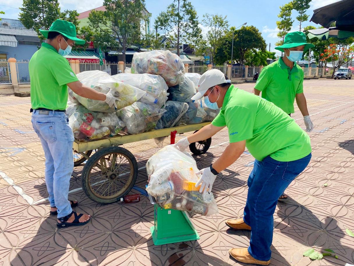 Người nông dân tích cực hưởng ứng chương trình “Môi trường sạch – Cuộc sống xanh” 2024 (1)