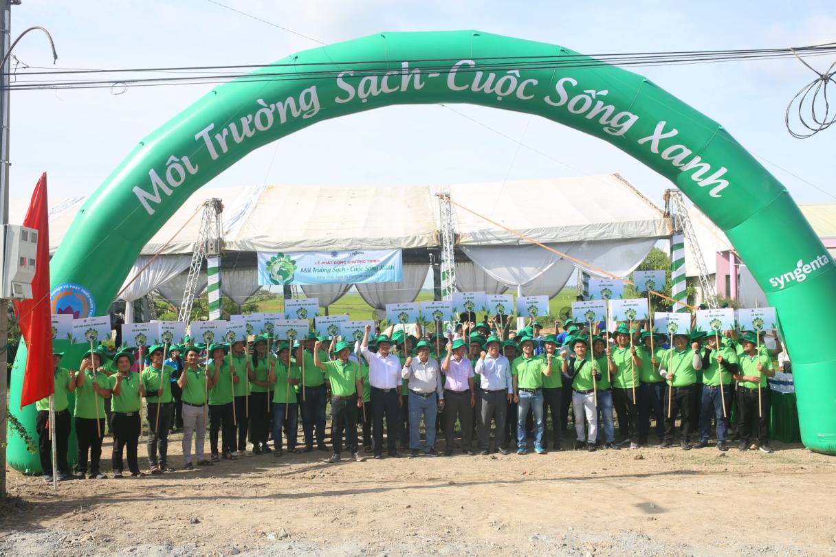 Nhân viên Syngenta Việt Nam chung tay tại Lễ phát động trồng cây và chương trình Môi trường sạch – Cuộc sống xanh (4)